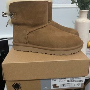 Woman’s Mini Bailey leopard Bow Uggs